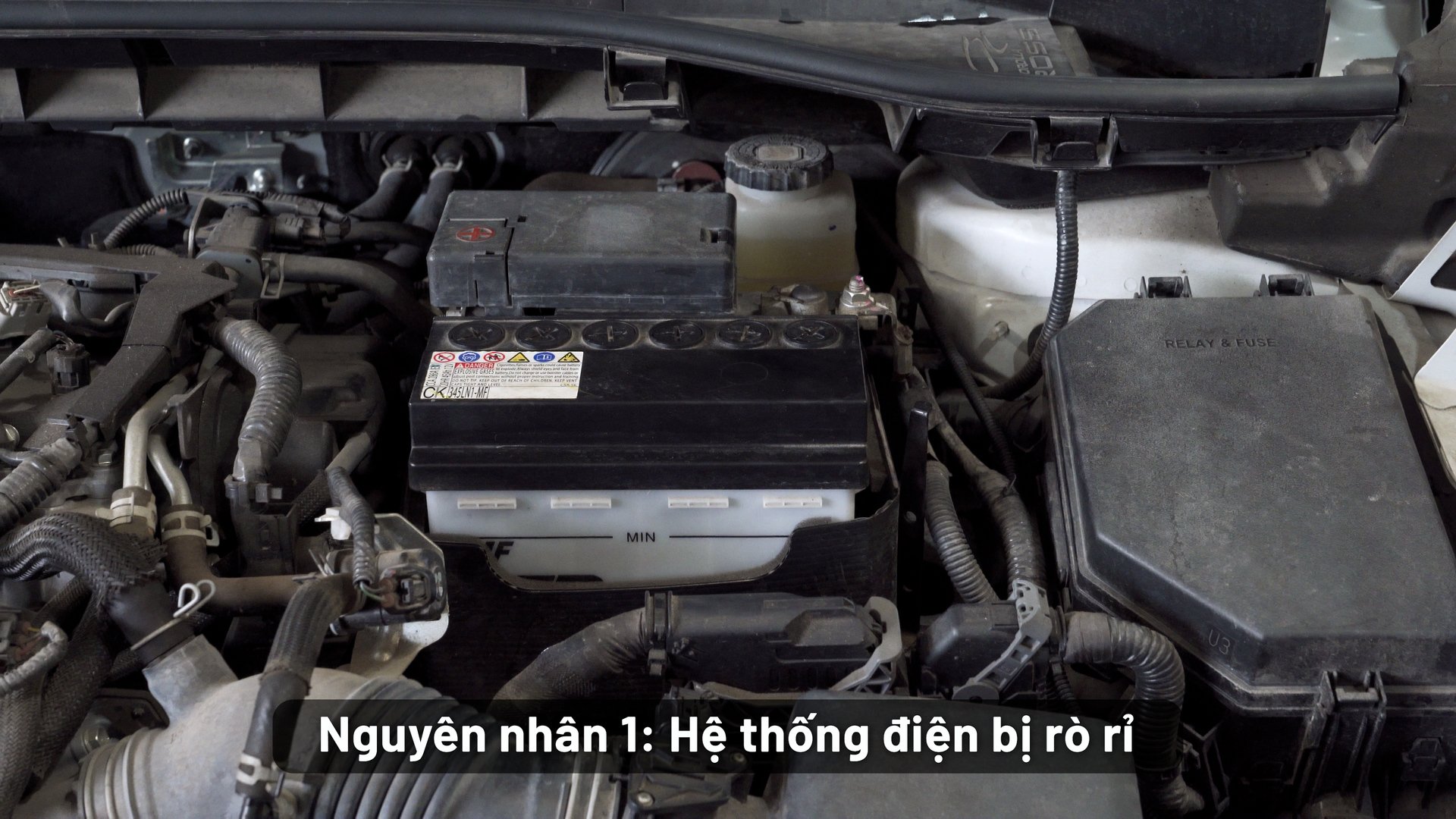 ac-quy-nhanh-hong-nguyen-nhan-do-dau